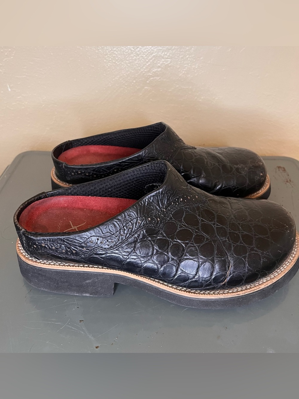 Twisted X Barn Burner Mule Women Size 10 Black Gator Print Leather SlipOn Clogs